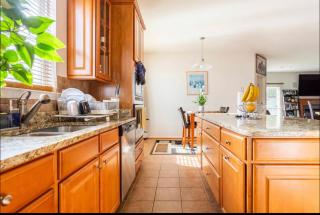 Van Gogh Guest Rm #1 • Van Gogh 1-Executive Room in a single family home - 5