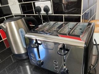 Peaceful Home in Guildford Surrey UK -Free Parking, Garden, River & Waterfall - 8
