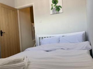 Peaceful Home in Guildford Surrey UK -Free Parking, Garden, River & Waterfall - Bramley - 4