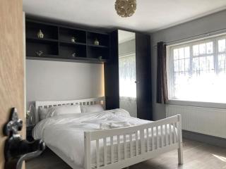 Peaceful Home in Guildford Surrey UK -Free Parking, Garden, River & Waterfall - 1