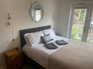 House 6 Goldcroft - Walk to Beach & Village, Pet-friendly & hottub - 2