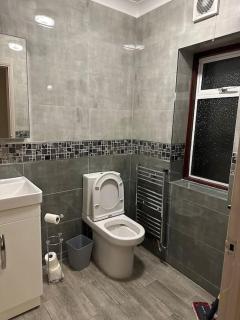 Amazing 4 Bedrooms family home with free parking - Romford - 1
