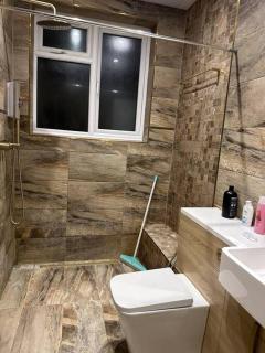 Amazing 4 Bedrooms family home with free parking - Romford - 8