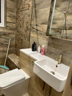 Amazing 4 Bedrooms family home with free parking - Romford - 5