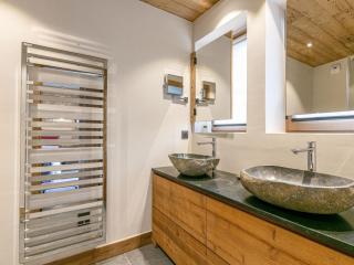 Appartement de luxe avec cheminée, balcon et services inclus, au pied de la forêt de Bellevarde - FR-1-694-12 - Val dʼIsère - 2