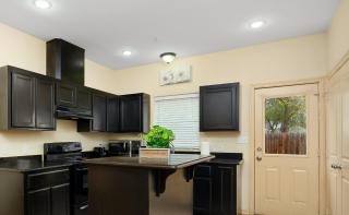 Hummingbird Haven 7 w King bed free parking Patio - 7