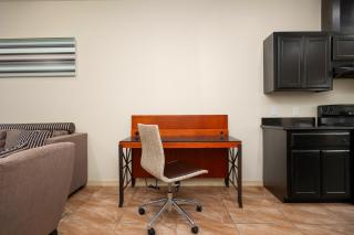 Hummingbird Haven 7 w King bed free parking Patio - 3