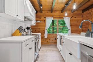 Cloud Nine: Have it All, Pool with Hot Tub and Secluded Lake! - Middletown - 3