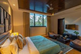 Oceanic Sunsets with River View, Comp Breakfast & Infinity Pool at StayVista - Verem - 1