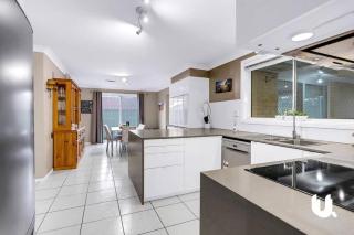 6 Bedroom Pool House Sleeps 15 Blue Mountains Penrith Group Accommodation - 6