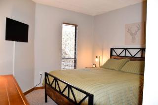 Cozy Mountain Getaway! Mountain views! 2 bed, 2 bath, Sleeps 6 - Gatlinburg - 6