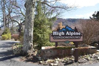 Cozy Mountain Getaway! Mountain views! 2 bed, 2 bath, Sleeps 6 - Gatlinburg - 2