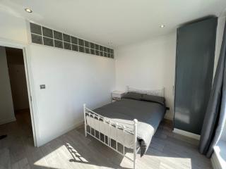Lovely 2 Bedroom with Balcony - London - Londra - 8