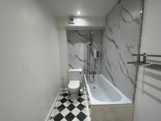 Lovely 2 Bedroom with Balcony - London - Londra - 5