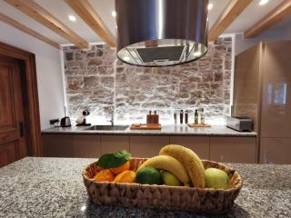 EST Villa DIOCLETIAN on Solta - luxurious villa, beachfront, private pool, outdoor BBQ, large terrace and garden, free parking - Wonderful privacy - Rogač - 4