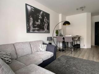 Modern 1 bedroom flat with patio garden & parking - Ashford - 0