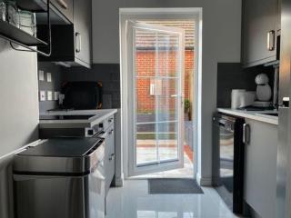 Modern 1 bedroom flat with patio garden & parking - 4