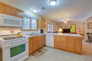 Cozy Cottage with Sunroom - Walk to Higgins Lake! - Roscommon - 2