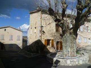 Une maison dans le village - 8