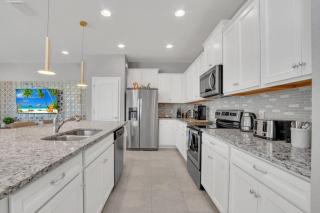 5 Bedroom Home 8 Minutes To Disney! townhouse - Kissimmee - 4