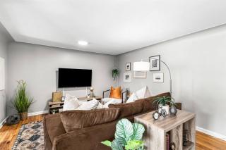 Warm & Comfy 2BR, Huge Backyard, Great Location! - Shelby - 8
