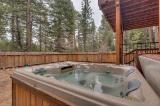 Lukins Lodge By The Lake Hot Tub - 0