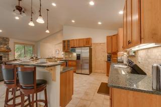 Lukins Lodge By The Lake Hot Tub - South Lake Tahoe - 5