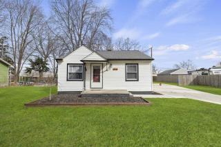 Great Location! Cozy Home with Huge Backyard - 5