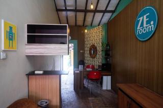RedDoorz near Lotte Mart Maguwoharjo Yogyakarta - Yogyakarta - 5
