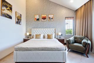 Breezy Whispers by StayVista - Private infinity pool, Stunning mountain views, Spacious swimming pool, Deck & Lawn - 3