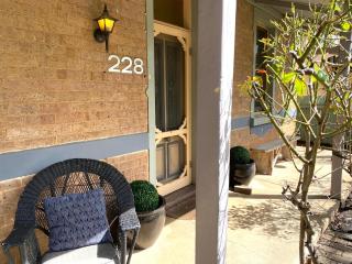 Cute Cottage On Byng - Walk to Town - Orange - 4