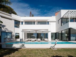 Villa Royale, moderna villa con piscina y vistas al mar - Marbella - 0