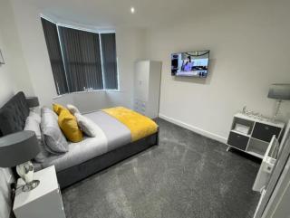 Newly Refurbished Clarendon Apartments, Free WIFI, Parking - 6