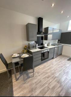 Newly Refurbished Clarendon Apartments, Free WIFI, Parking - 2