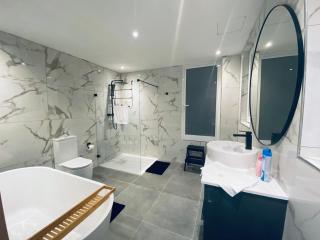 Spacious Deluxe Seaside Escape - St Paul's Bay - 4