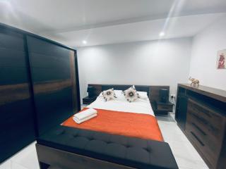 Spacious Deluxe Seaside Escape - 6