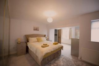 Luxury 6 bedroom house with parking - Northwood - 5