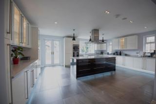 Luxury 6 bedroom house with parking - Northwood - Northwood - 4