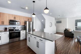 Stunning Modern Luxury Townhome in Central Locale - 6