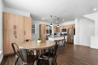 Stunning Modern Luxury Townhome in Central Locale - 7