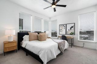 Stunning Modern Luxury Townhome in Central Locale - 8