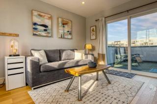 Walk to Empower Field Townhome with Hot Tub! - 2
