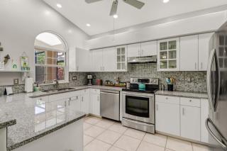 Cozy Beach House - 5 minutes from Vanderbilt Beach - 8