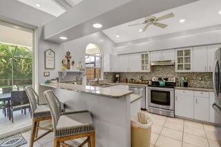 Cozy Beach House - 5 minutes from Vanderbilt Beach - 7