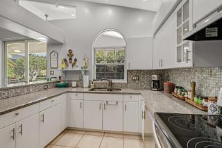 Cozy Beach House - 5 minutes from Vanderbilt Beach - 6