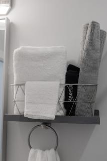 Prime OTR steps to Vine St, Lux Full Bed, Workspace, fast WiFi, 50in Smart TV, Sleeps 3ppl - 4