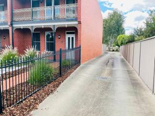 Sophisticated City Retreat with All the Comforts - 3