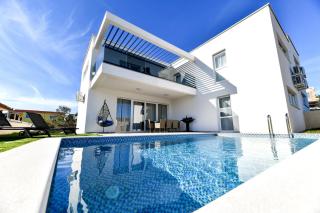 CROWONDER Villa Sunrise with Swimming Pool and Seaview - Vir - 0