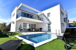 CROWONDER Villa Sunrise with Swimming Pool and Seaview - 0