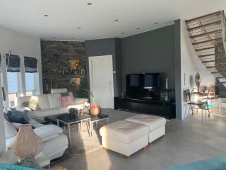 Modern stor villa nära havet och 10 min till city - 2